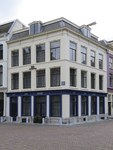 908692 Gezicht op het winkelhoekpand Kromme Nieuwegracht 94 te Utrecht, met rechts de Nieuwegracht.N.B. bouwjaar: ...